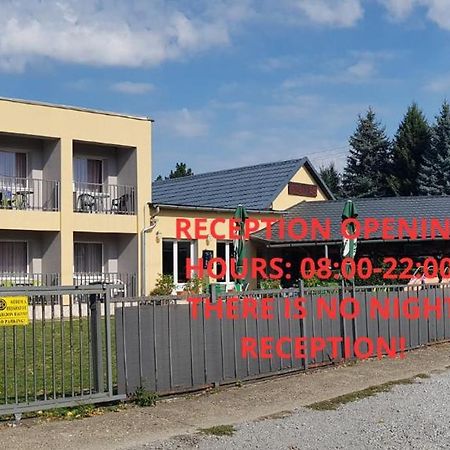 Grill Terasz Etterem Es Szallashely Мезёкёвешд Экстерьер фото