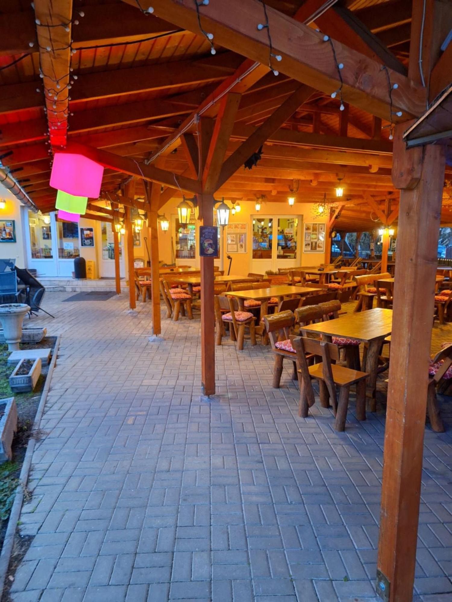 Grill Terasz Etterem Es Szallashely Мезёкёвешд Экстерьер фото