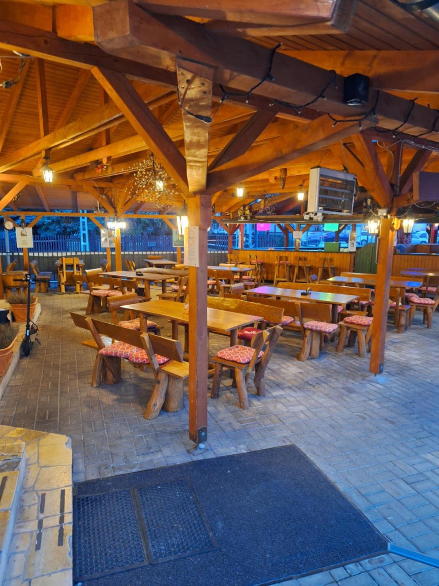 Grill Terasz Etterem Es Szallashely Мезёкёвешд Экстерьер фото