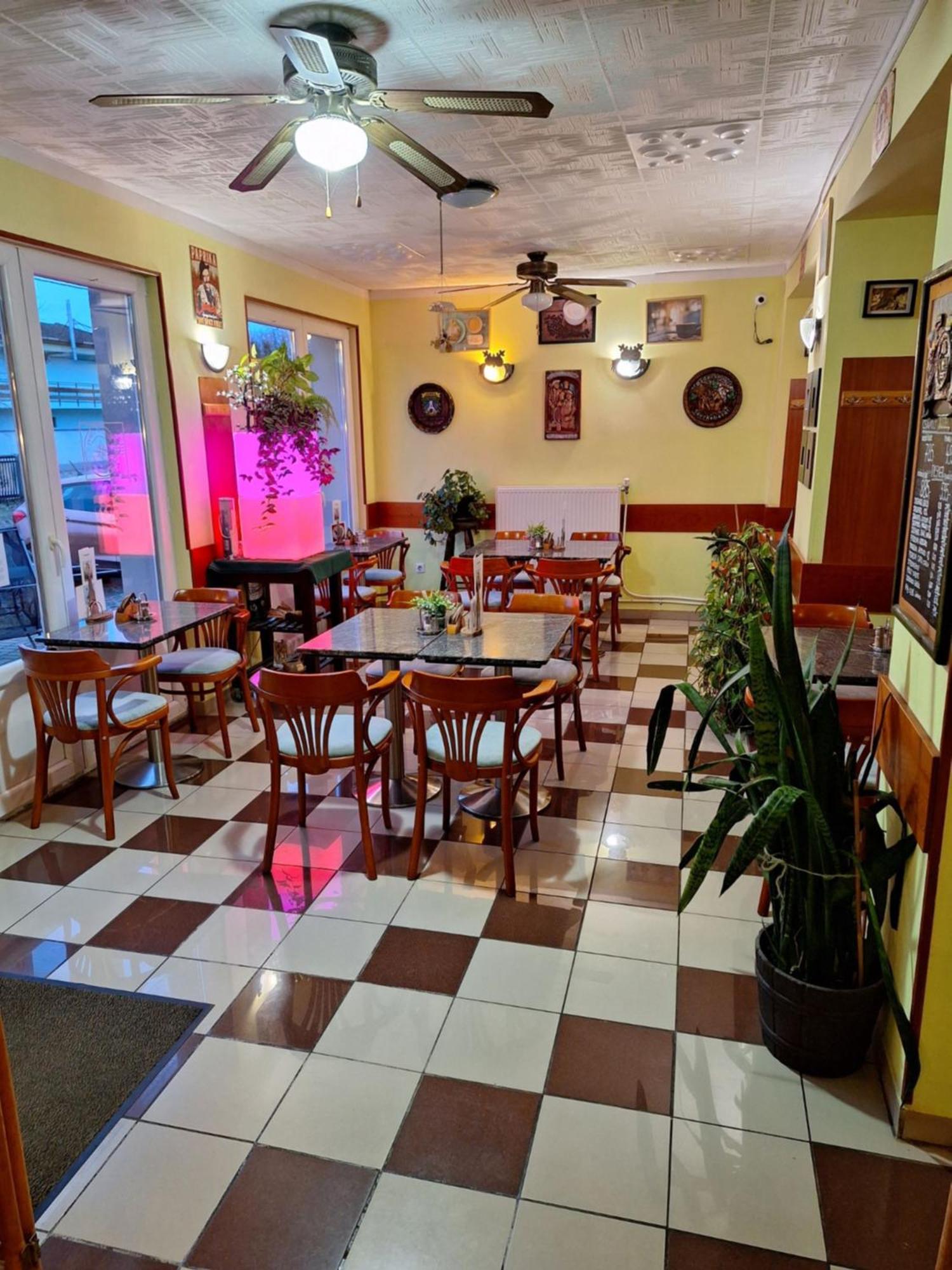 Grill Terasz Etterem Es Szallashely Мезёкёвешд Экстерьер фото