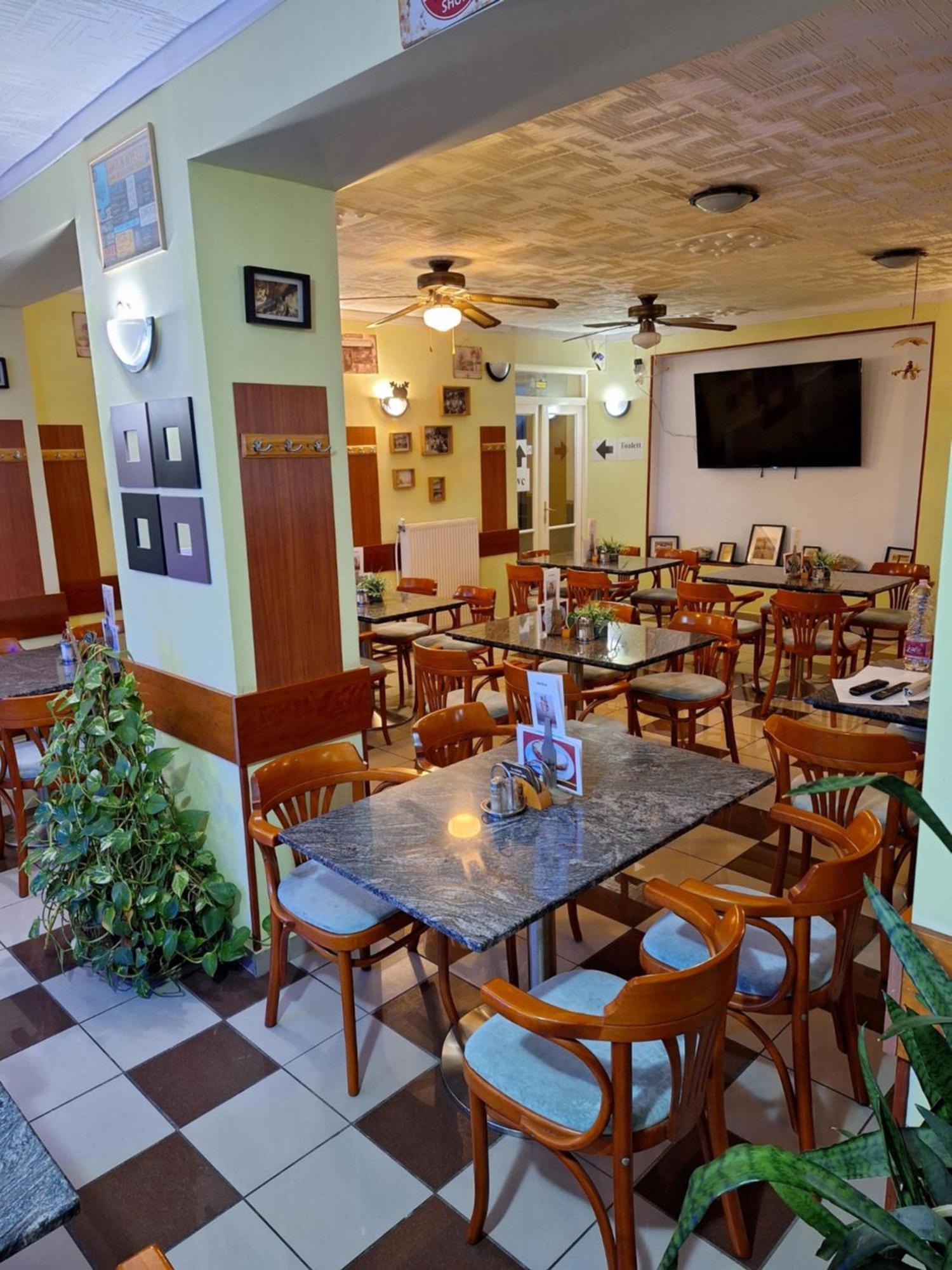 Grill Terasz Etterem Es Szallashely Мезёкёвешд Экстерьер фото
