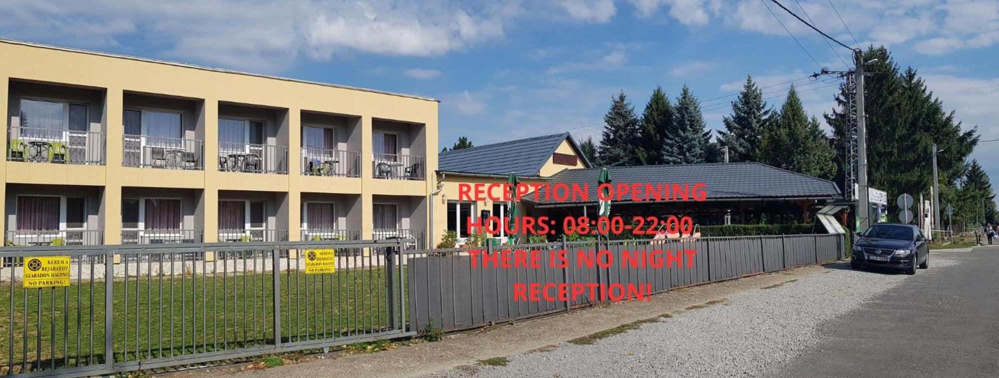 Grill Terasz Etterem Es Szallashely Мезёкёвешд Экстерьер фото