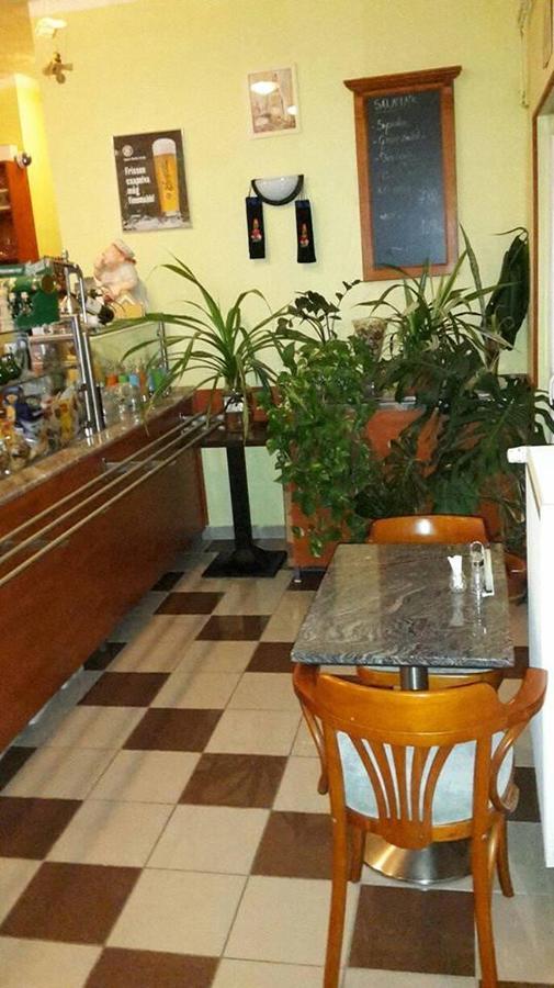 Grill Terasz Etterem Es Szallashely Мезёкёвешд Экстерьер фото
