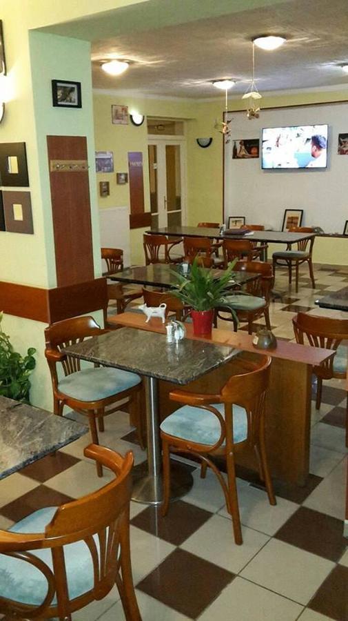Grill Terasz Etterem Es Szallashely Мезёкёвешд Экстерьер фото