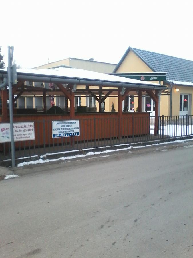 Grill Terasz Etterem Es Szallashely Мезёкёвешд Экстерьер фото
