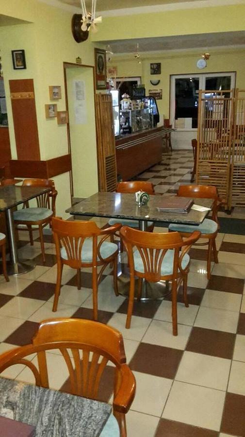Grill Terasz Etterem Es Szallashely Мезёкёвешд Экстерьер фото