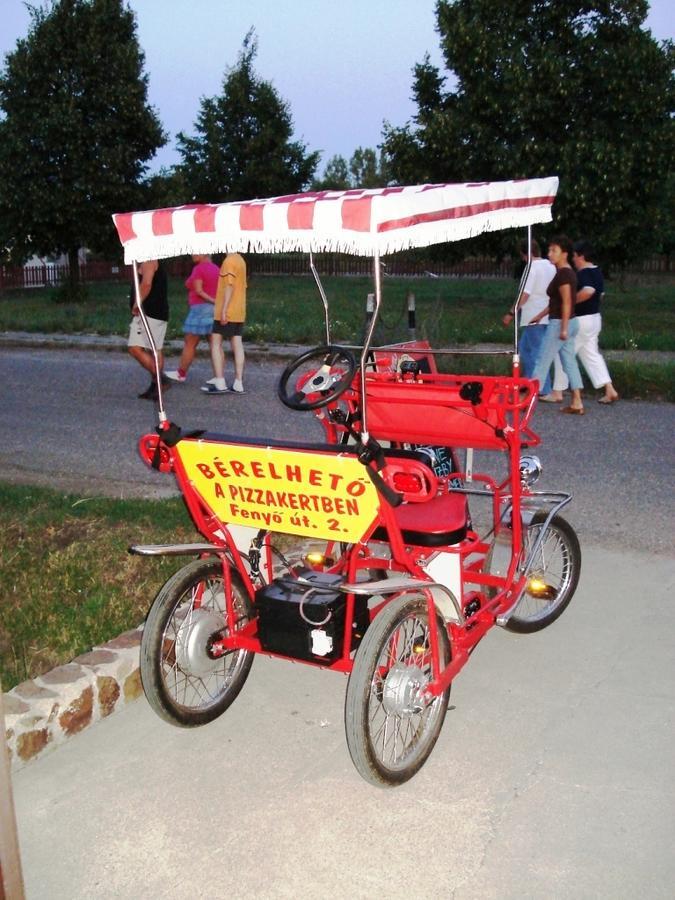 Grill Terasz Etterem Es Szallashely Мезёкёвешд Экстерьер фото
