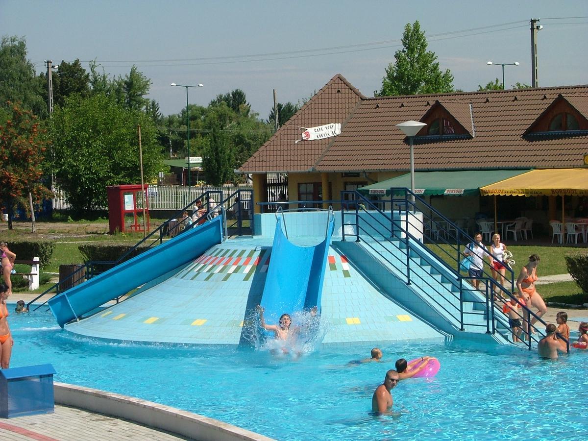 Grill Terasz Etterem Es Szallashely Мезёкёвешд Экстерьер фото