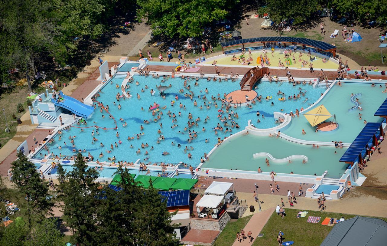 Grill Terasz Etterem Es Szallashely Мезёкёвешд Экстерьер фото