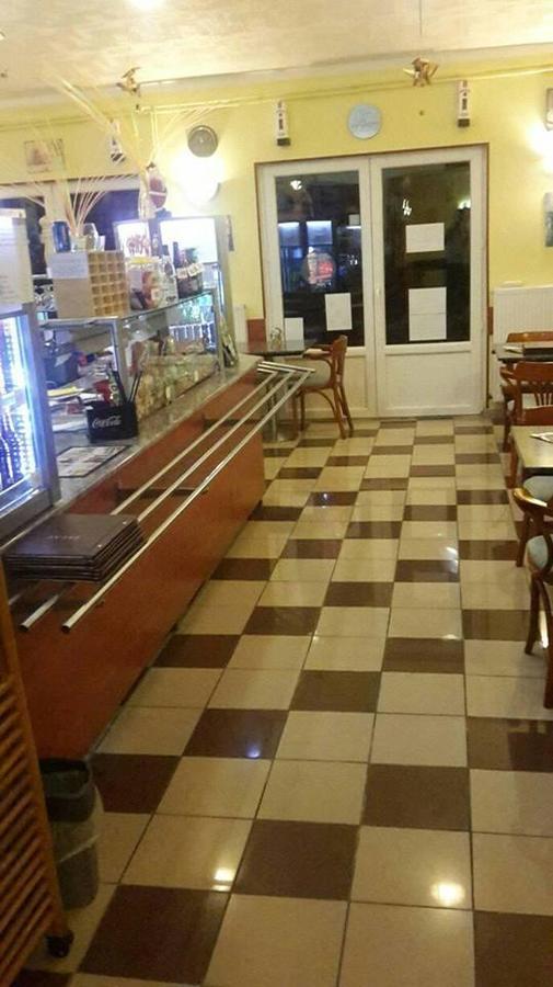 Grill Terasz Etterem Es Szallashely Мезёкёвешд Экстерьер фото