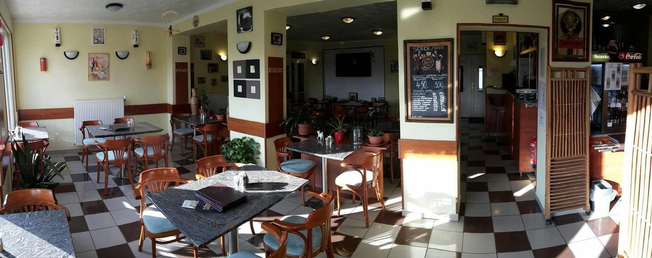 Grill Terasz Etterem Es Szallashely Мезёкёвешд Экстерьер фото
