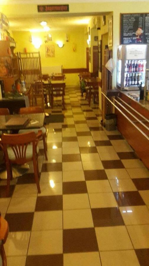 Grill Terasz Etterem Es Szallashely Мезёкёвешд Экстерьер фото