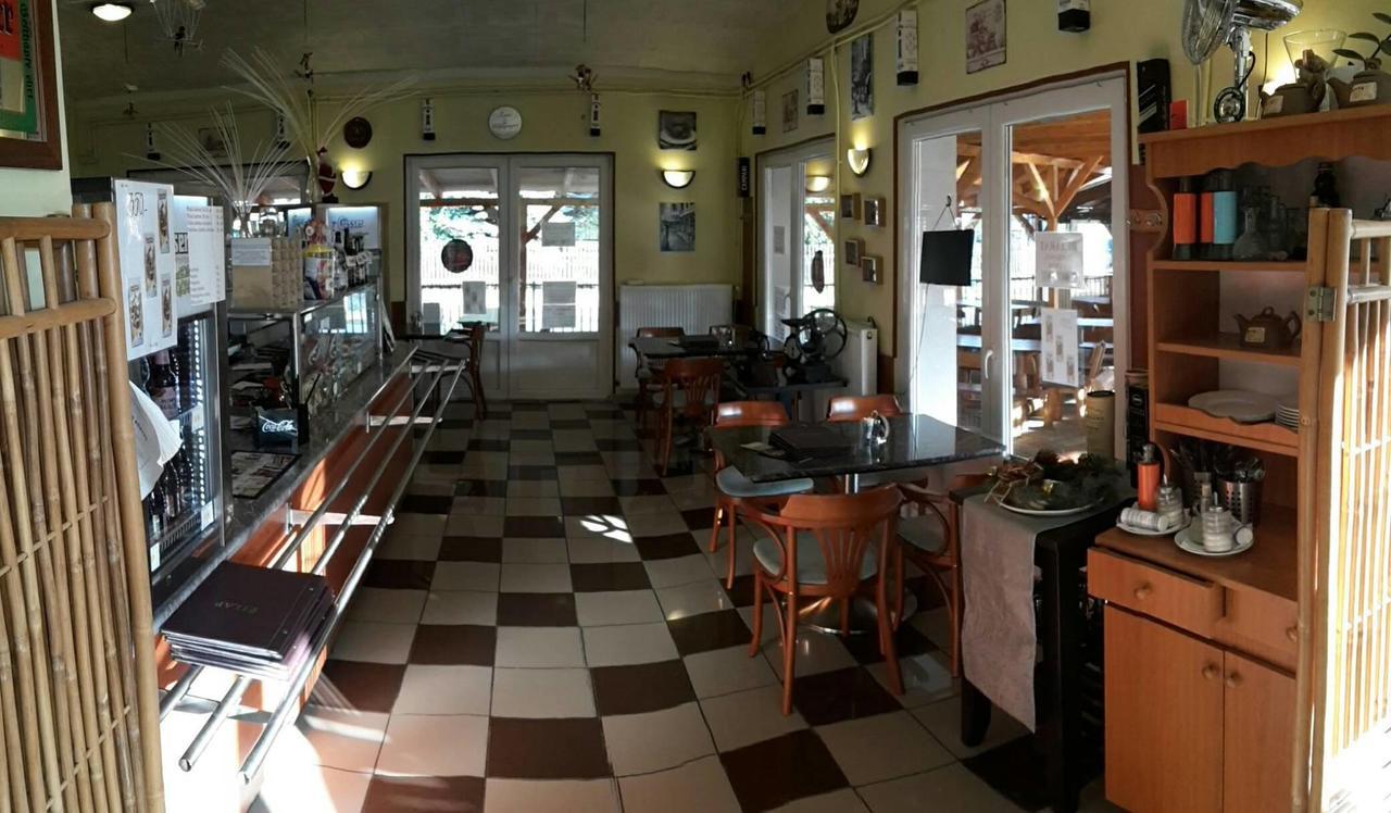 Grill Terasz Etterem Es Szallashely Мезёкёвешд Экстерьер фото