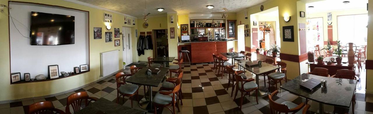 Grill Terasz Etterem Es Szallashely Мезёкёвешд Экстерьер фото